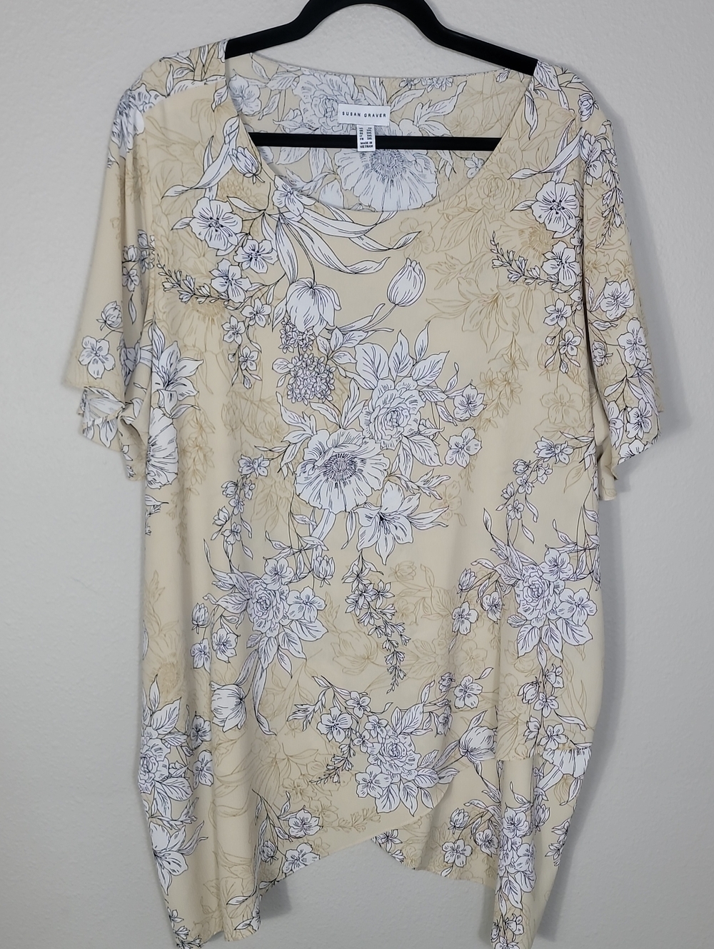 Susan Graver Floral Sharkbite Tunic Top Size 2X Yellow Cream Office
